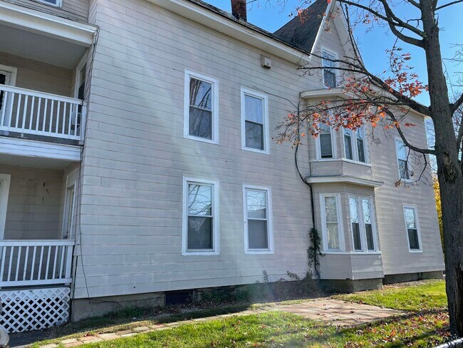 Building Photo - 390 Cedar St