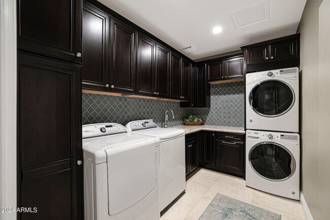 Building Photo - Beautiful custom home with backyard Oasis!