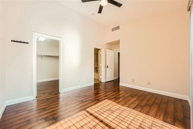 Building Photo - Elegant 2-Bedroom Condo in Gated Community...