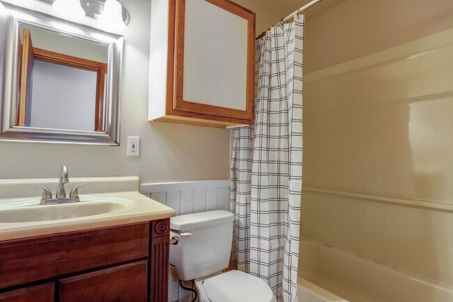 Building Photo - 3 Bedroom 2 Bathroom House in Wake Village, TX!