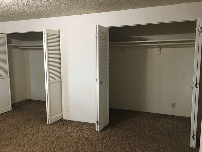 Building Photo - ch/lo06