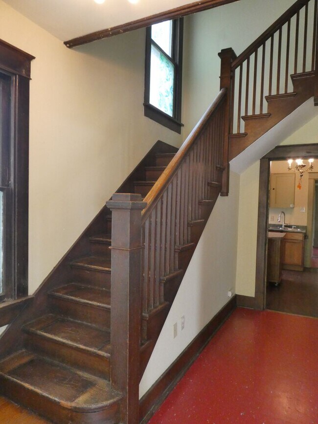 Building Photo - 3 Bedroom House Downtown & Walking Distance to Columbia College