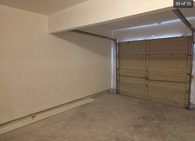 Building Photo - 8530 Lake Crystal Dr