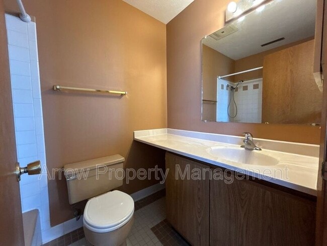 Building Photo - 208 E 5th St