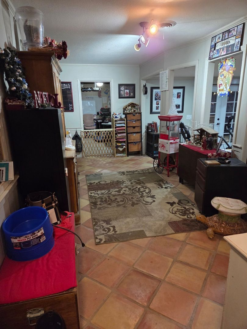 Building Photo - 1804 W Ave H