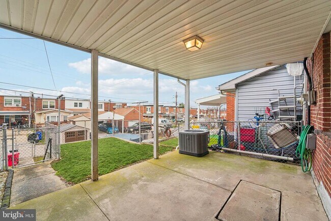 Building Photo - 7926 Bank St