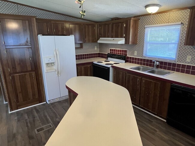 Building Photo - Quiet living 3 bed, 2 bath Ranch near Mint Hill