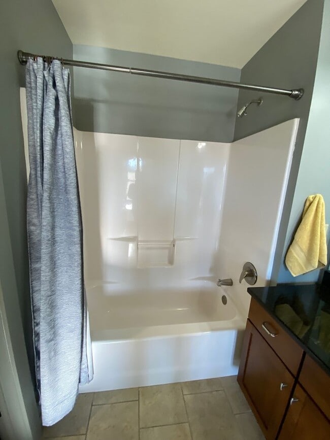 Building Photo - Downtown - Modern Condo minutes from the c...