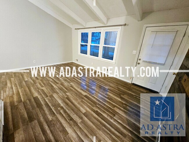 Building Photo - Open 3 Bed 2 Bath Home KCMO!!-Available NOW!!