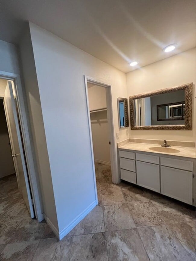 Building Photo - 3 Bedroom 2 Bath Condo in Beautiful La mes...