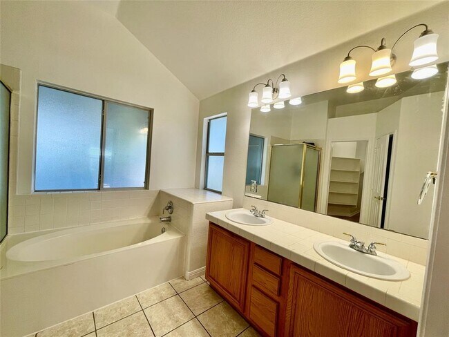 Building Photo - 2204 Zoa Dr