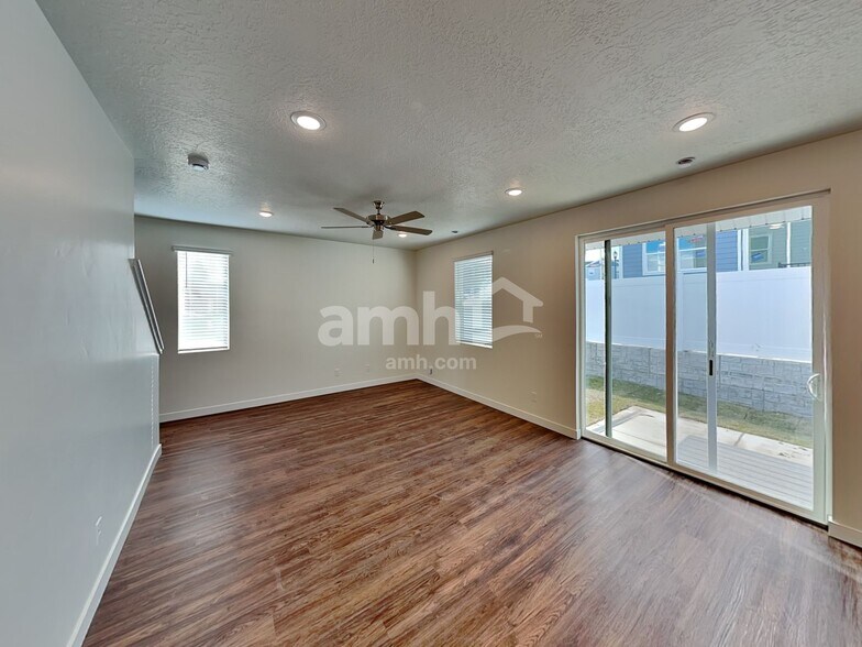 Building Photo - 8966 Royal Ln