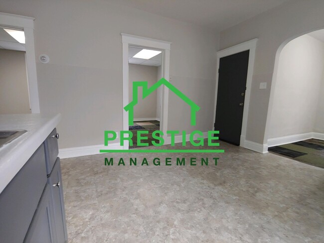 Building Photo - 2 Bedroom Apartment In East Chicago
