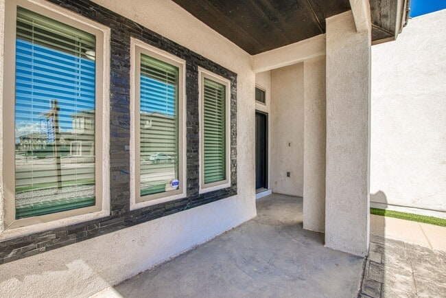 Building Photo - Beautiful  House 3 beds/3 baths. This Prop...