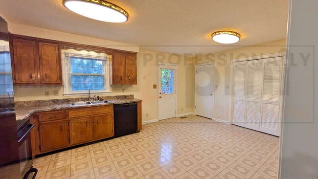 Building Photo - 3388 Oak Park Dr