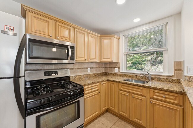 Building Photo - Charming and inviting two-bedroom home in an unbeatable location.