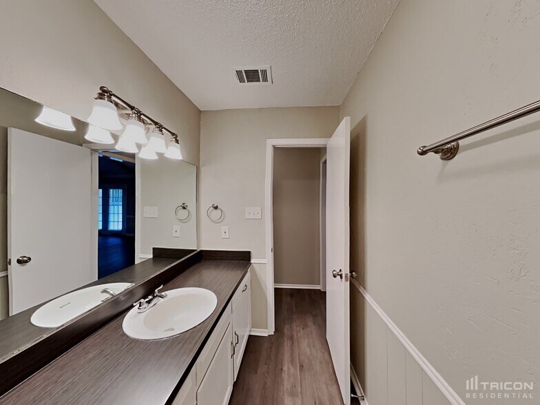 Building Photo - 820 Vaughn Dr