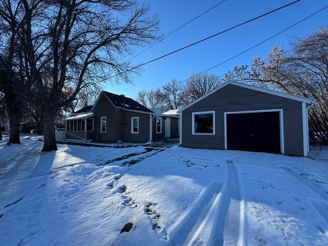 Building Photo - Cozy Updated 2-Bed Home with Garage