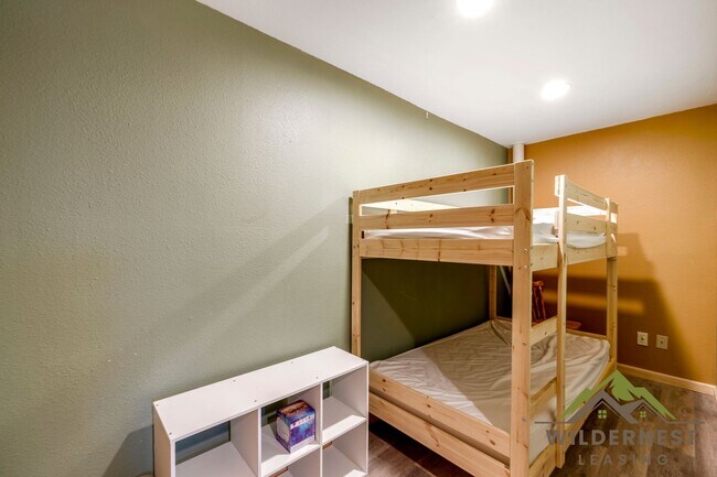 Building Photo - Furnished Pet Friendly Summer Rental