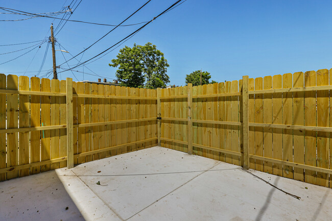 Building Photo - 725 N Patterson Park Ave