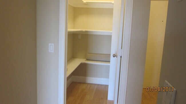 Building Photo - HILLCREST - 1 BED / 1 BATH TOP FLOOR CONDO.