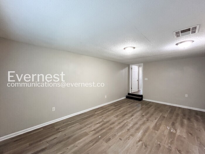 Building Photo - 3333 Leschallas Dr