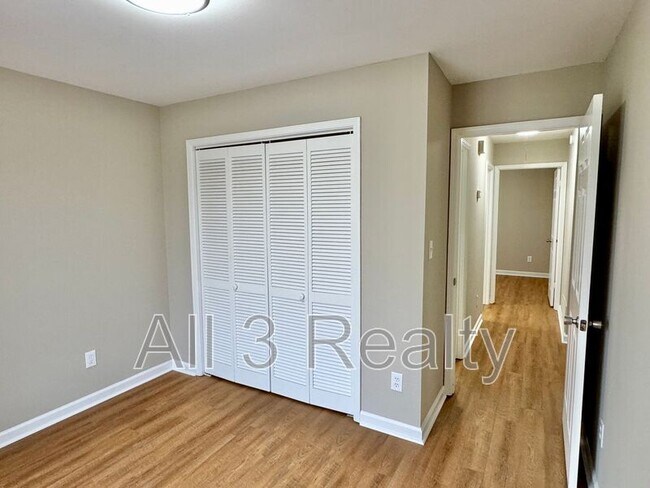 Building Photo - 3107 Sutton Dr