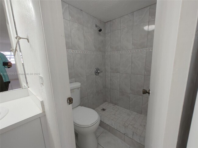 Building Photo - 1305 W 53rd St