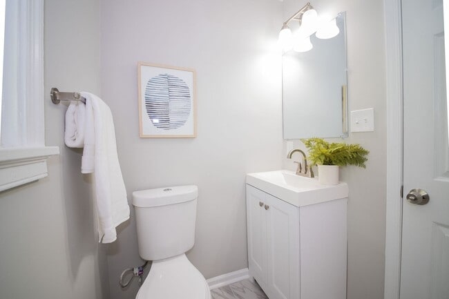 Building Photo - 3 Bedrooms, 2 Bathrooms on Colonial Avenue in Colonial Heights! Must SEE!!!