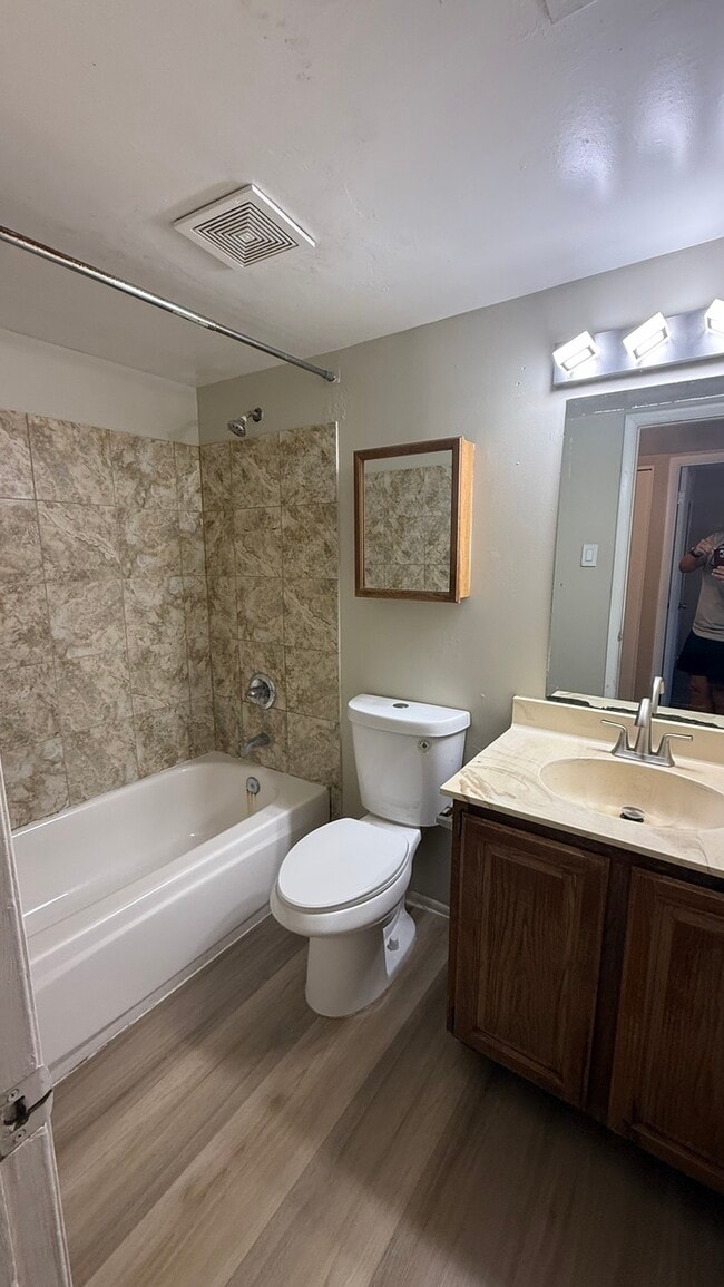 Building Photo - Villas West Two Bedroom Townhome