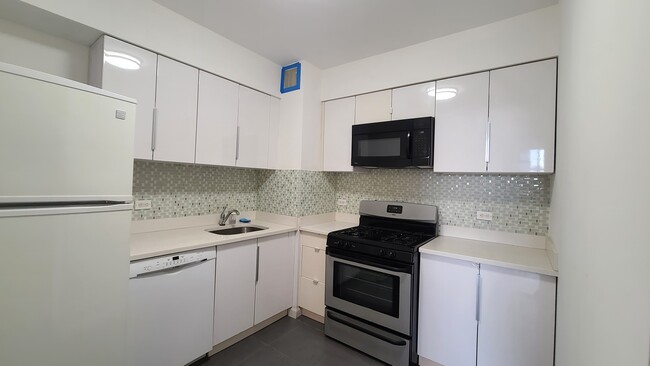 Building Photo - 45 River Dr S