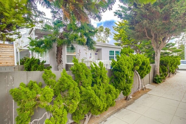 Building Photo - Price drop! Cozy Home Between Mission Beac...