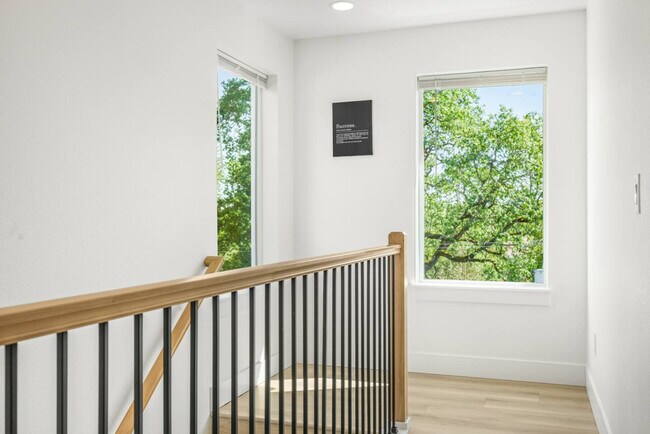 Building Photo - 3309 NE 42nd Pl