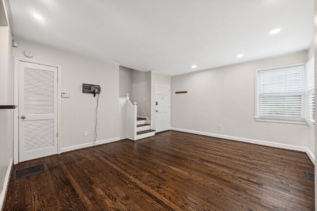 Building Photo - 512 Wakefield Dr