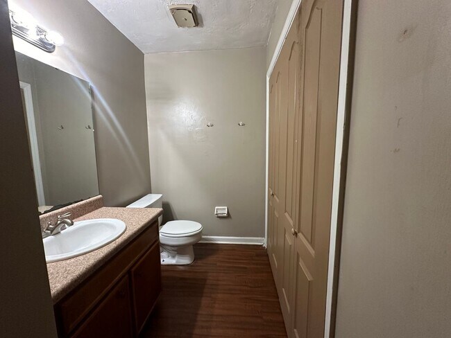 Building Photo - 2 story townhome on HILAMAN GOLF COURSE!