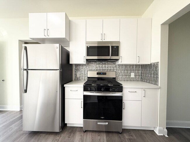 Building Photo - Updated 3BR 1.5 bath house with office/ of...