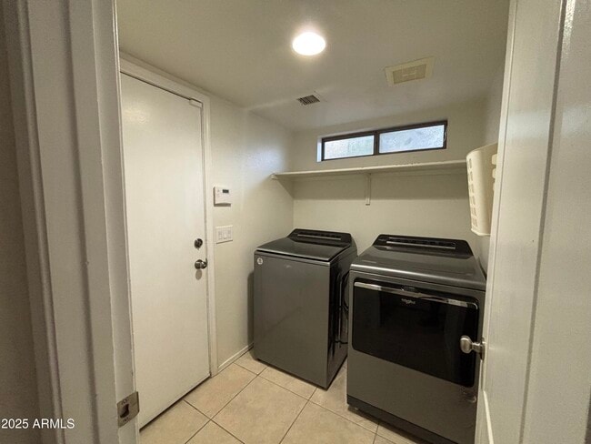 Building Photo - 1231 N Tercera Ct