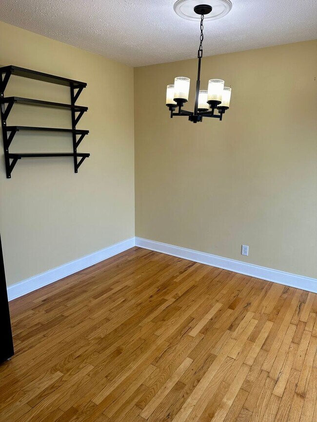 Building Photo - 3  bedroom 1.5 bath now available in Oolte...