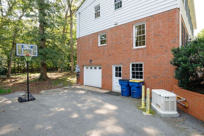 Building Photo - 2401 Scarsborough Dr