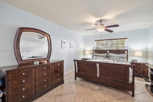 Building Photo - 609 NE 14th Ave