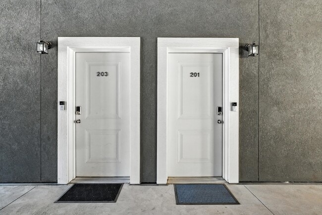 Building Photo - 470 W 15 S