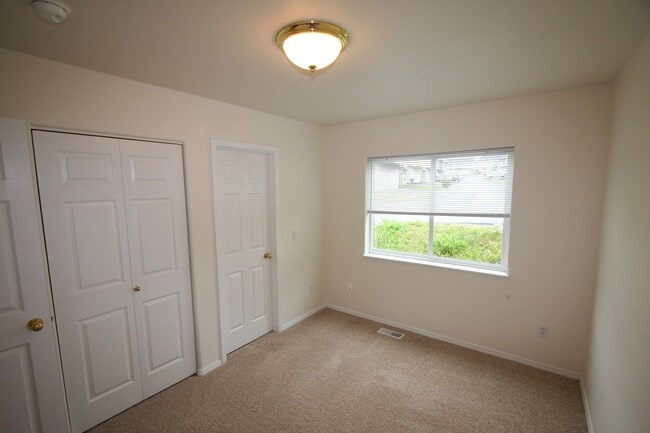 Building Photo - 4 Bedroom Eagle River Condo!