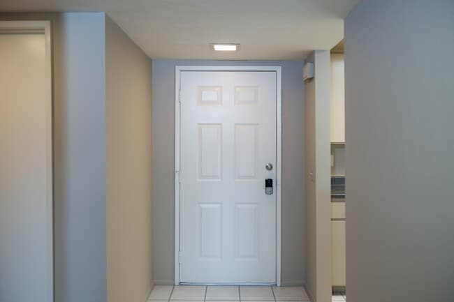 Building Photo - Single-Story 2-Bedroom Condo in Beautiful Palm Desert Resorter HOA!