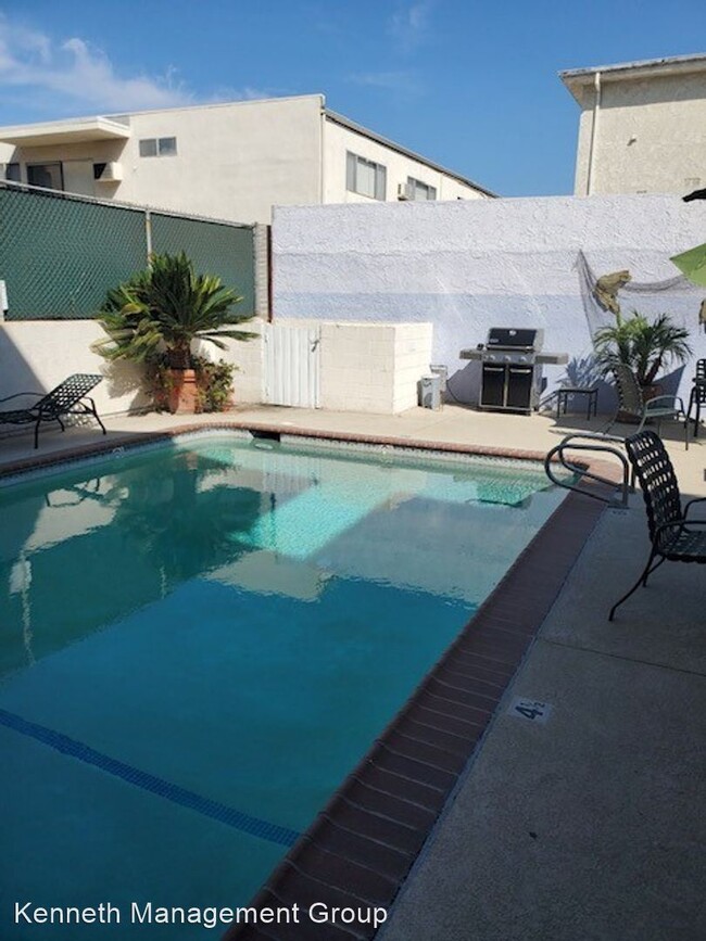 Building Photo - 2 br, 2 bath House - 5250 Zelzah Ave Apt 2A