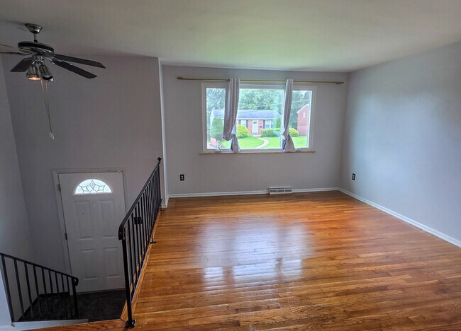 Building Photo - 408 Hazelnut Dr