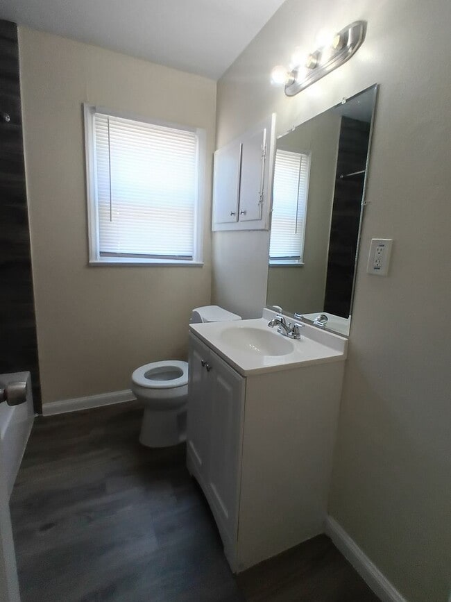 Building Photo - Freshened up ready for new tenants! Section 8 approved