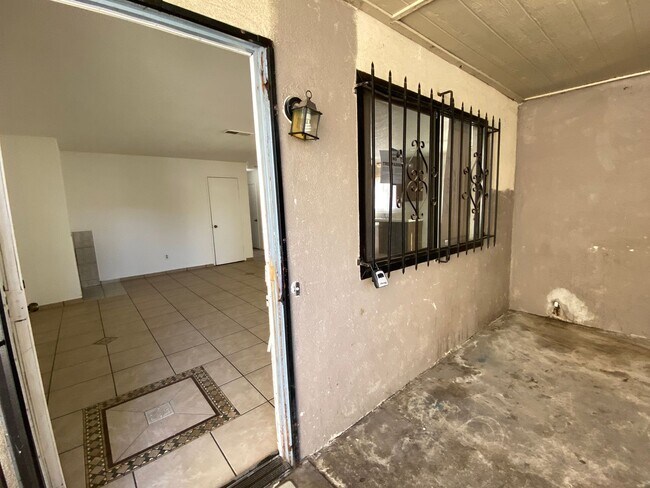 Building Photo - Two Bed, One Bath Triplex with a One Car G...
