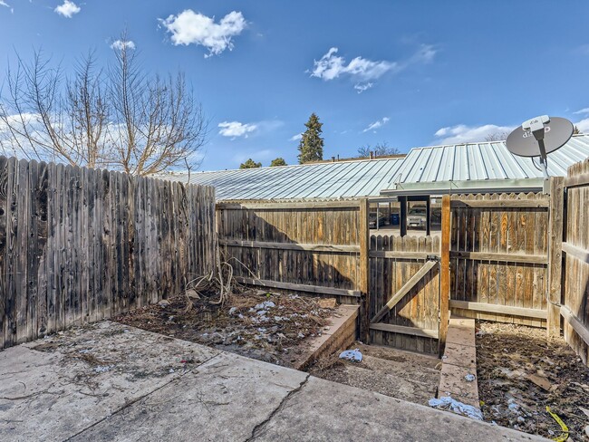 Building Photo - COMING IN MAY!!! Spacious 3 Bedroom 2.5 Ba...