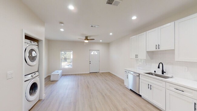 Building Photo - Cozy 4BD/2BA House on Gary with Beautiful ...