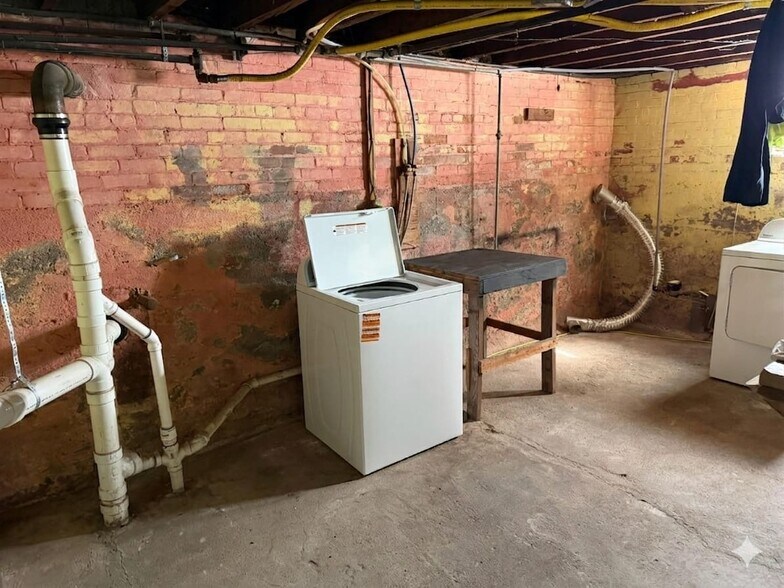 Building Photo - 901 W Main St